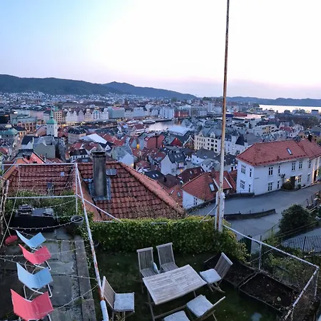 I Autentisk Bergenshus Med Unik Utsikt Og Privat Hage Appartamento Bergen