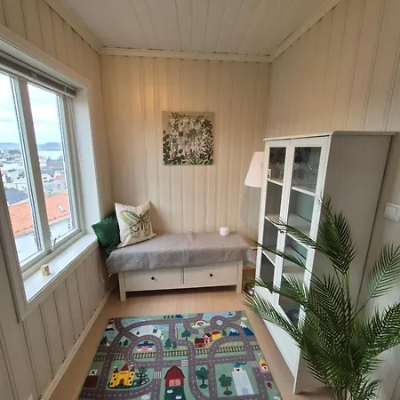 I Autentisk Bergenshus Med Unik Utsikt Og Privat Hage