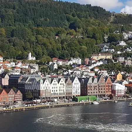 I Autentisk Bergenshus Med Unik Utsikt Og Privat Hage *