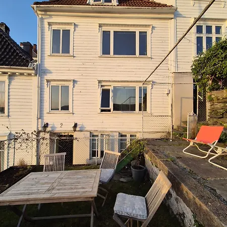 I Autentisk Bergenshus Med Unik Utsikt Og Privat Hage Bergen