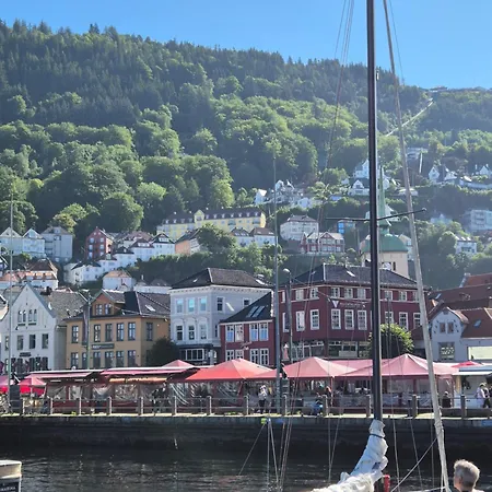 I Autentisk Bergenshus Med Unik Utsikt Og Privat Hage Appartamento Bergen