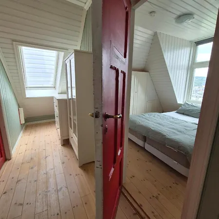 Appartamento I Autentisk Bergenshus Med Unik Utsikt Og Privat Hage