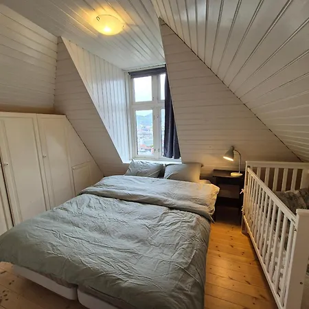 I Autentisk Bergenshus Med Unik Utsikt Og Privat Hage