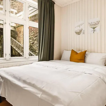 I Autentisk Bergenshus Med Unik Utsikt Og Privat Hage Bergen