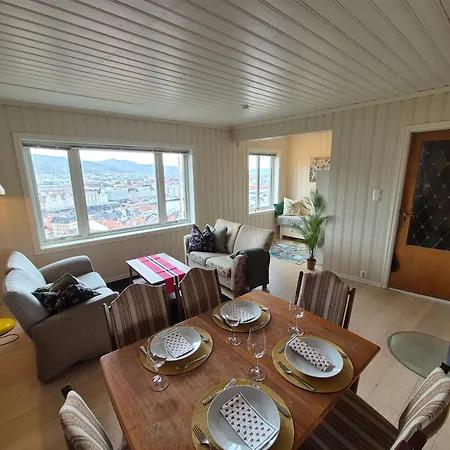 I Autentisk Bergenshus Med Unik Utsikt Og Privat Hage Bergen