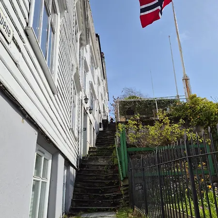 I Autentisk Bergenshus Med Unik Utsikt Og Privat Hage