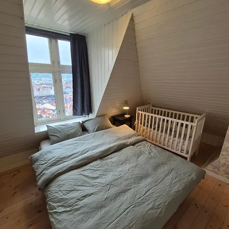 I Autentisk Bergenshus Med Unik Utsikt Og Privat Hage *